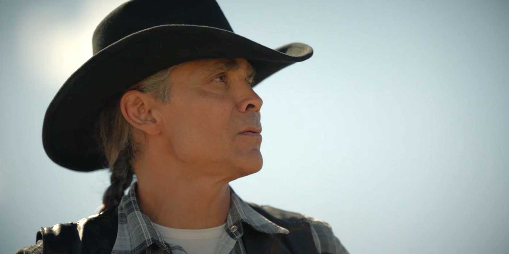 Joe Leaphorn (Zahn McClarnon) usando um chapéu de cowboy preto e olhando para longe na 3ª temporada de Dark Winds, episódio 8