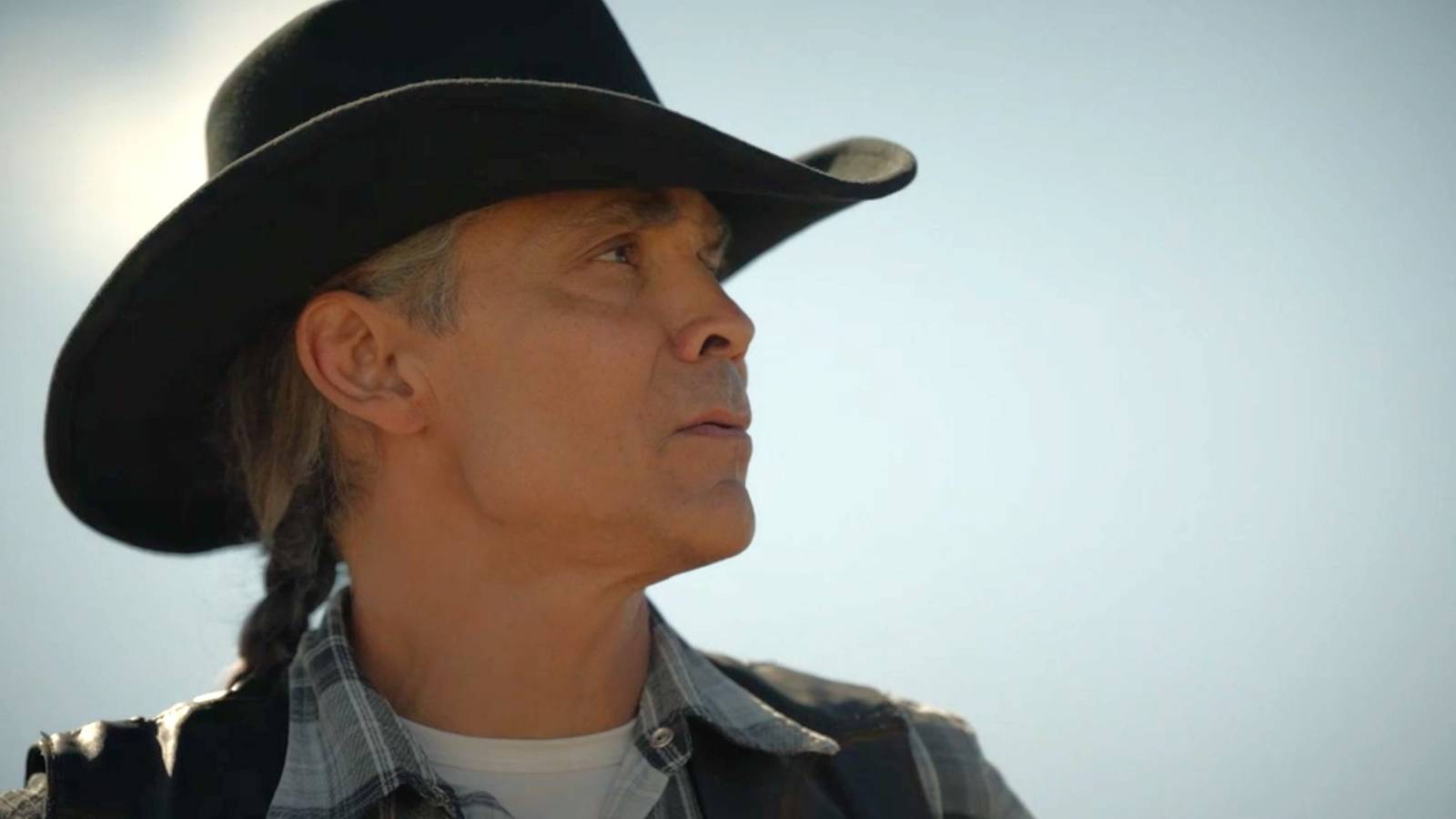Joe Leaphorn (Zahn McClarnon) wearing a black cowboy hat and staring off into the distance in Dark Winds season 3, episode 8