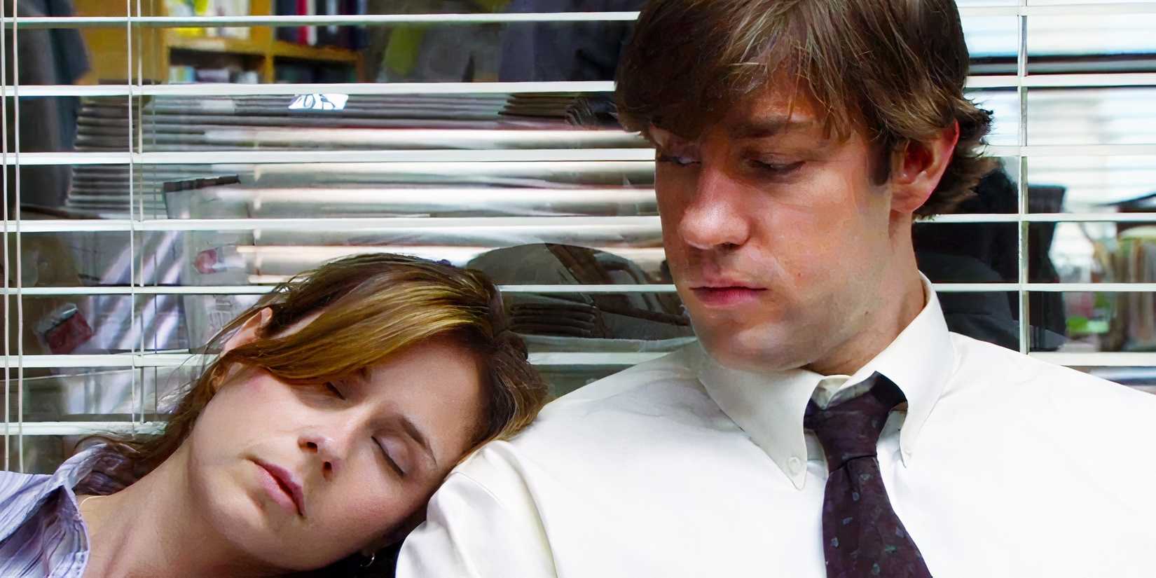 Pam si addormenta sulla spalla di Jim nell'episodio della Giornata della Diversità di The Office