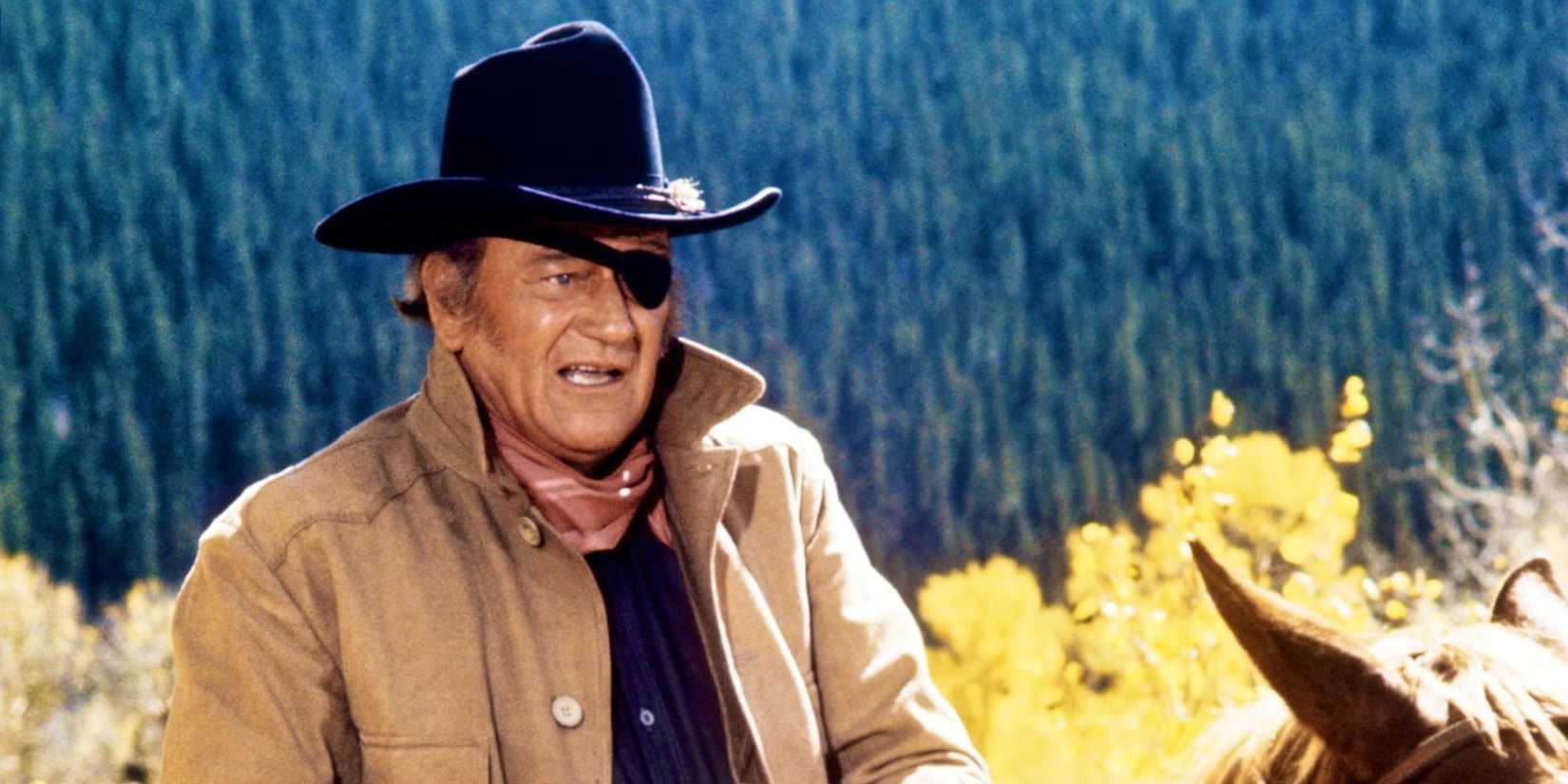 John Wayne como Rooster Cogburn em seu cavalo em True Grit