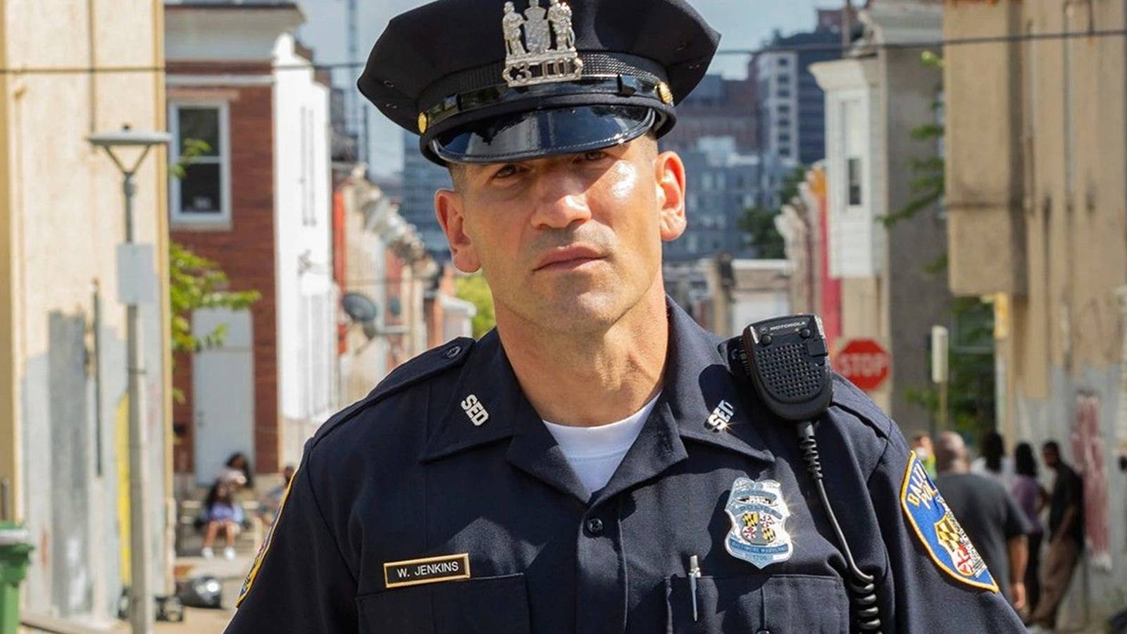 Jon Bernthal in uniforme di polizia in We Own This City