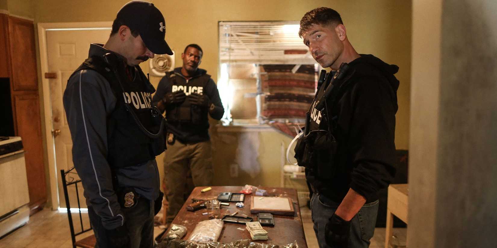 Jon Bernthal sul luogo del crimine in We Own This City