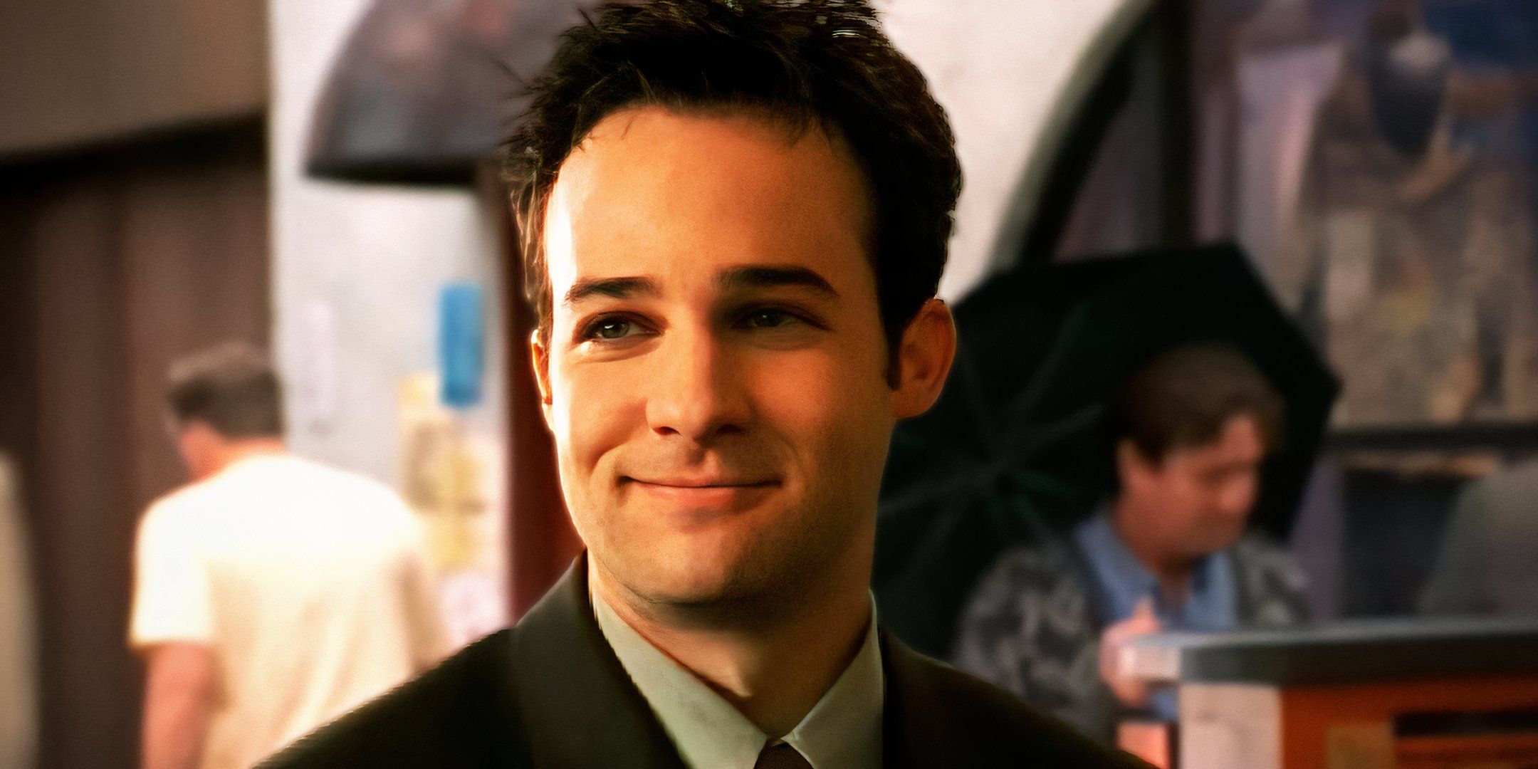 Jonathan con sorriso beffardo in Superstar