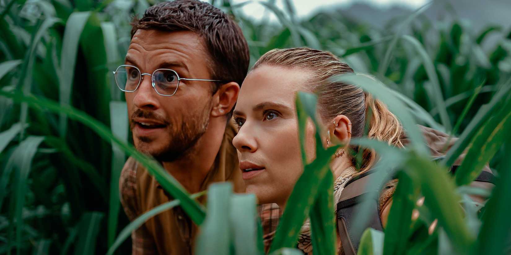 Джонатан Бейли и Скарлетт Йоханссон, пораженные в Jurassic World Rebirth