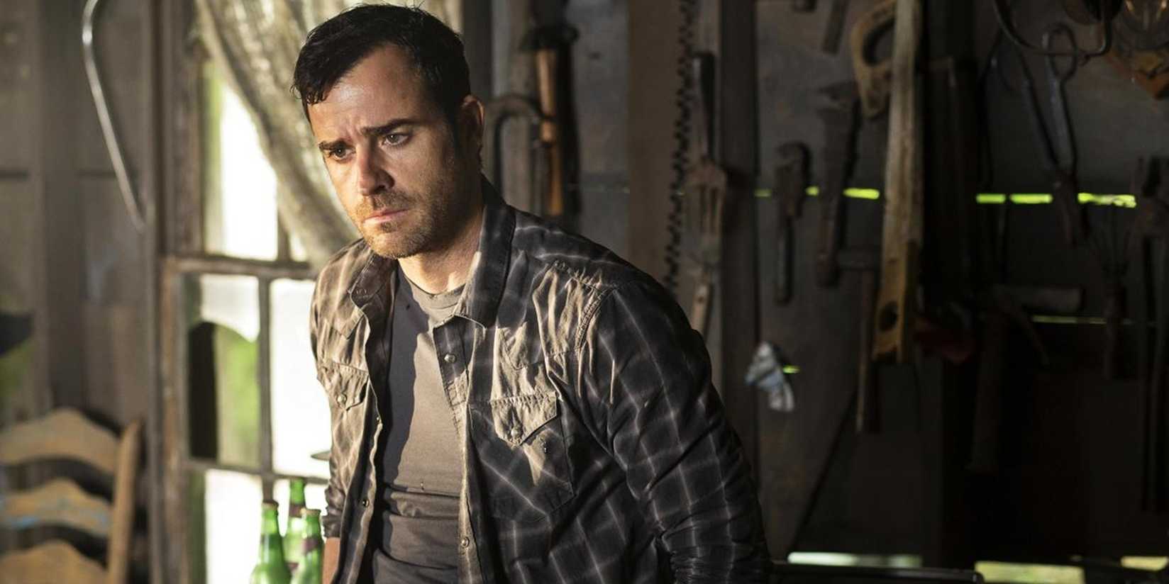 Justin Theroux as Kevin Garvey standing in a workshop and looking defeated in The Leftovers pilot.