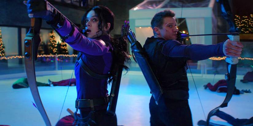 Kate Bishop e Clint Barton atirando flechas em Hawkeye