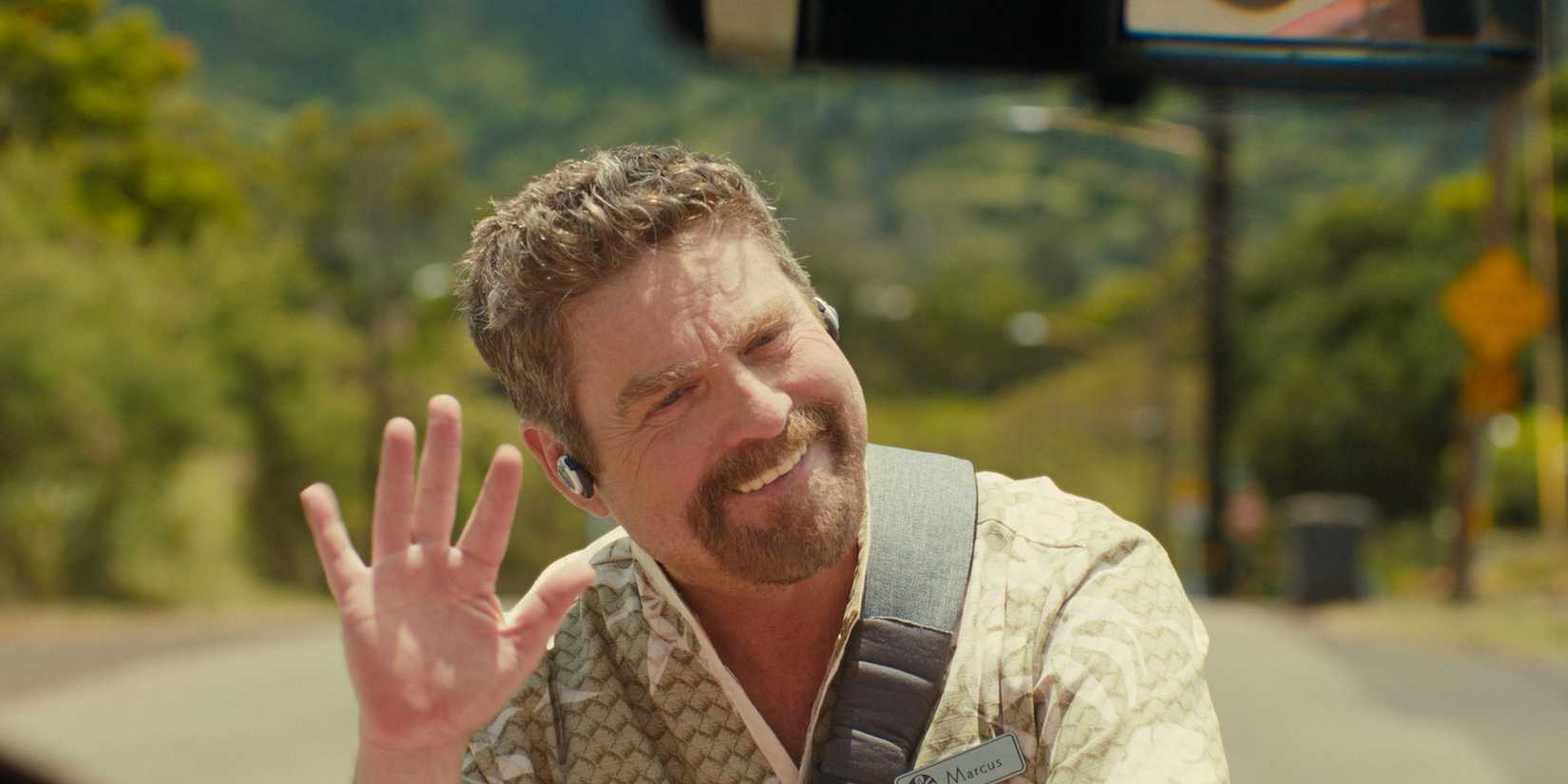 Jumba (Zach Galifianakis) waving in Lilo & Stitch (2025)