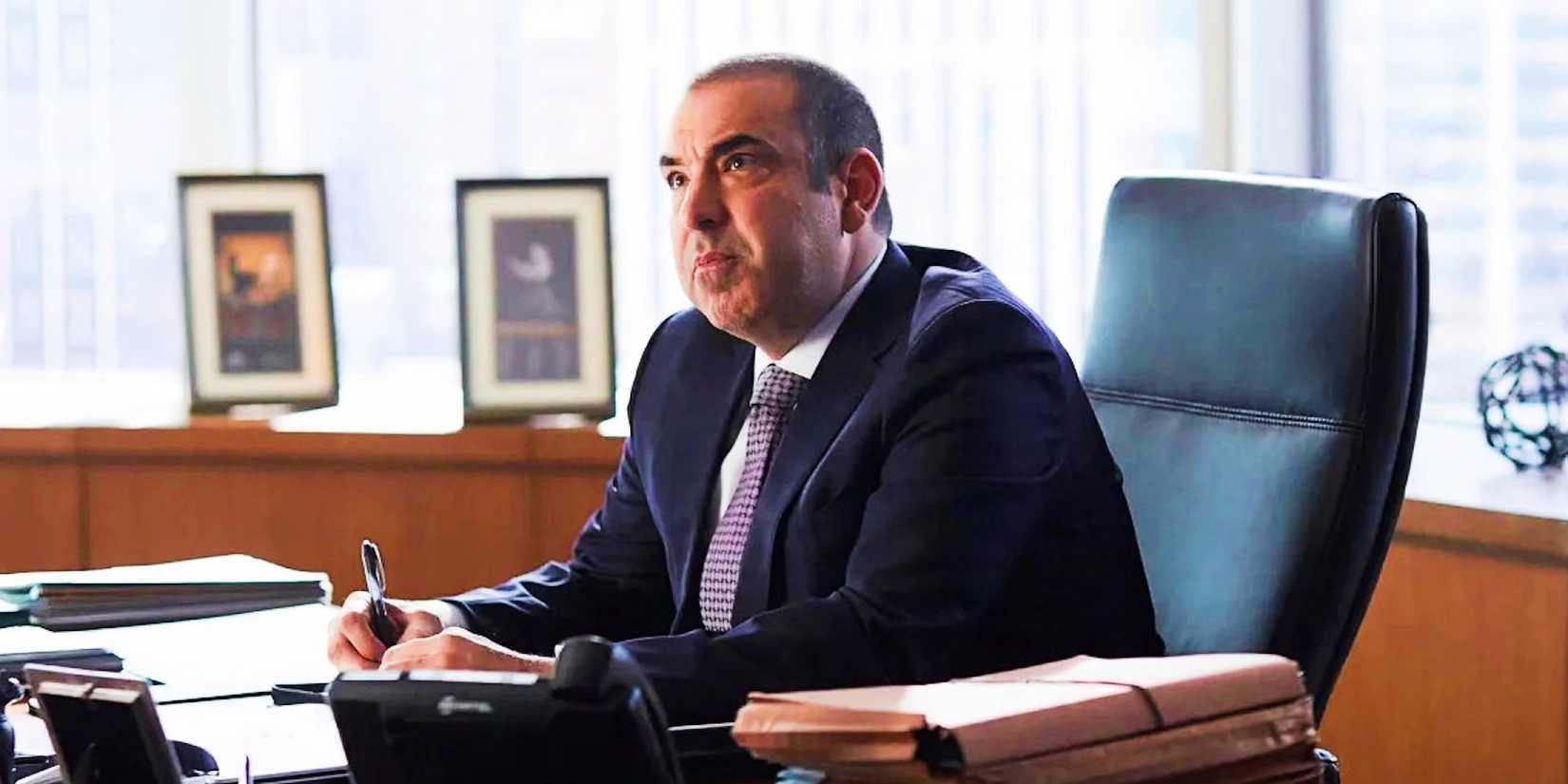 Rick Hoffman como Louis Litt em Suits.