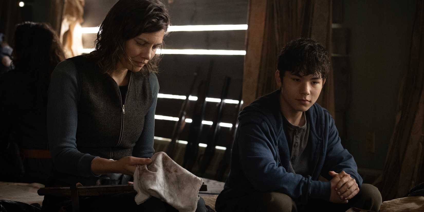 Maggie (Lauren Cohan) & Hershel (Logan Kim) sitting down in The Walking Dead: Dead City season 2
