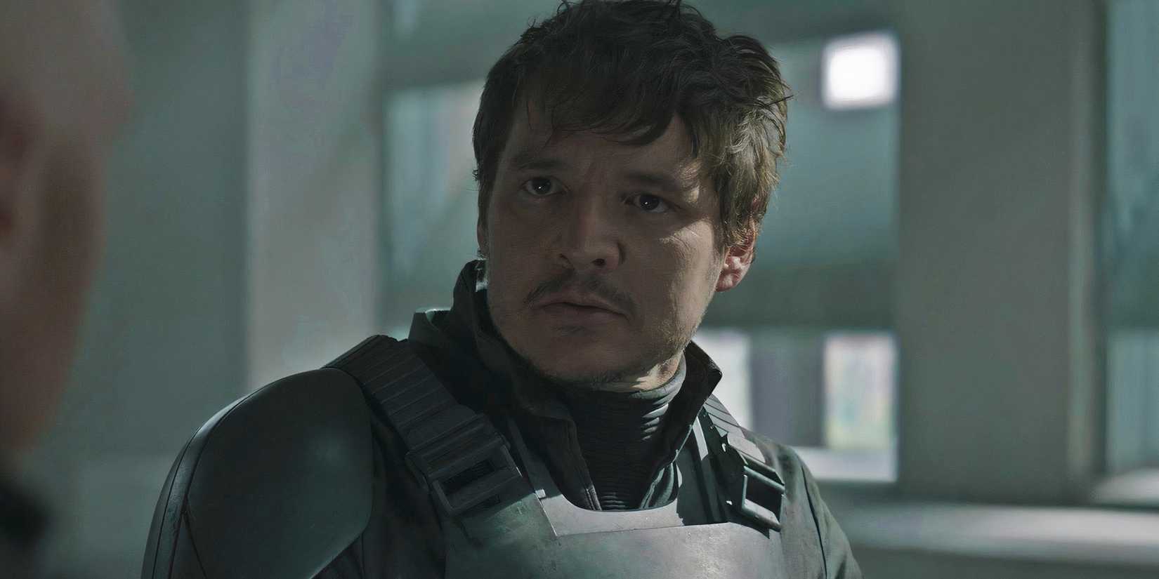 Din Djarin (Pedro Pascal) olha para Mayfeld com descrença na refinaria Imperial em Morak.