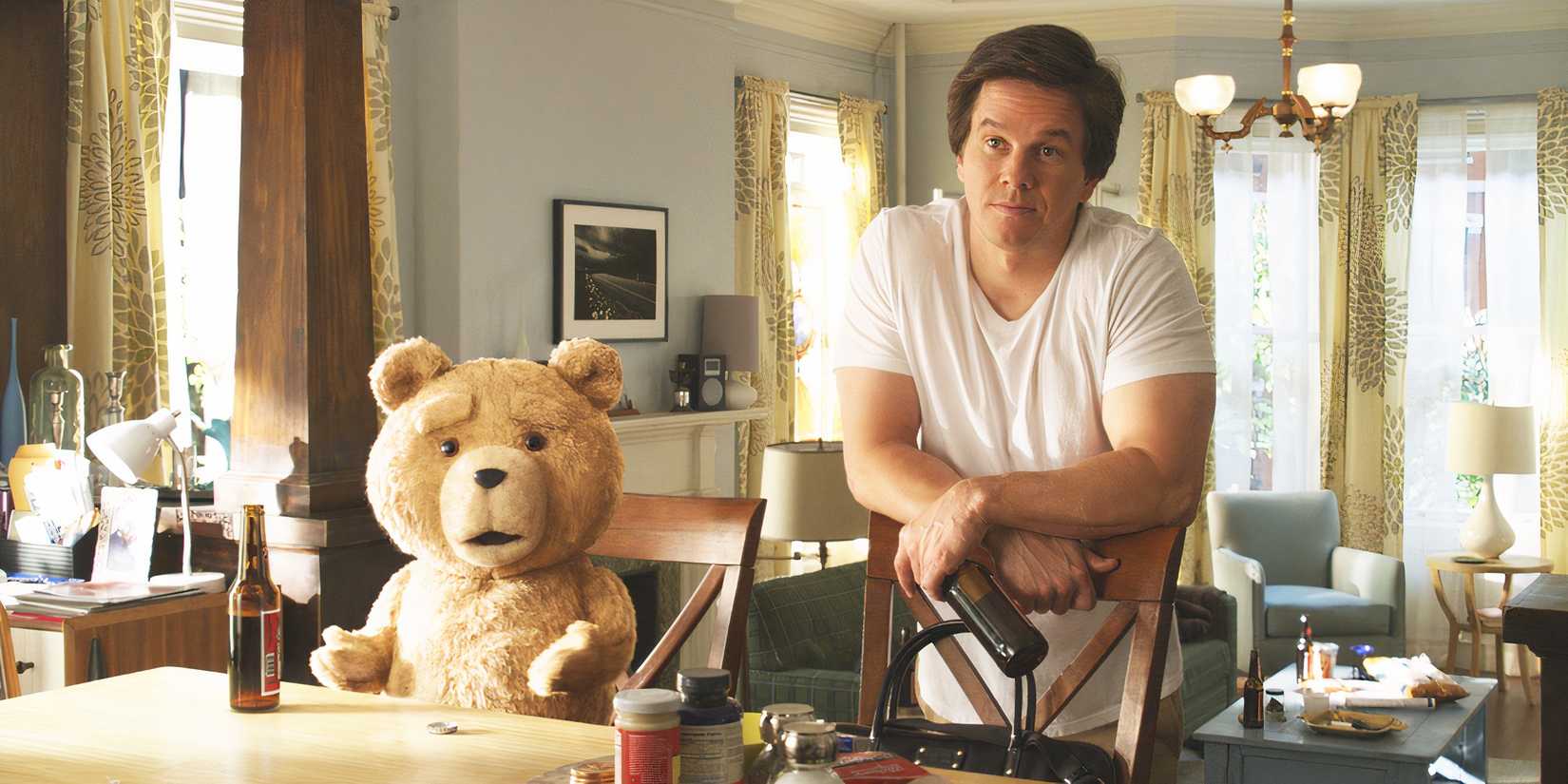 Mark Wahlberg como John ao lado de Ted na série Ted.