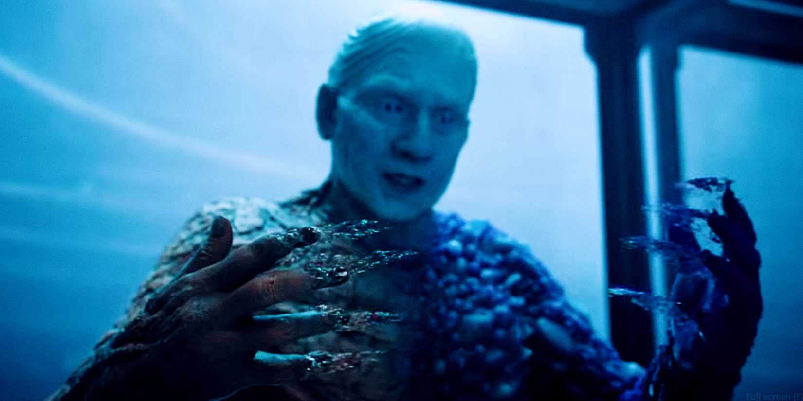 Metamorpho vê suas mãos se desintegrarem dentro de uma cela de prisão no Super -Homem de James Gunn