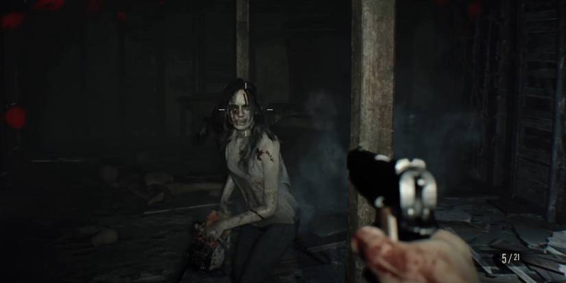 Mia coming towards Ethan with a chainsaw in Resident Evil 7: Biohazard.