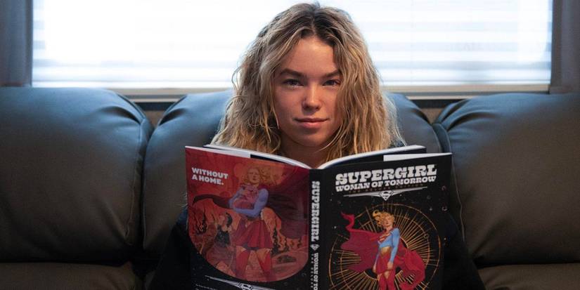 Milly Alcock lendo Supergirl: Mulher do Amanhã
