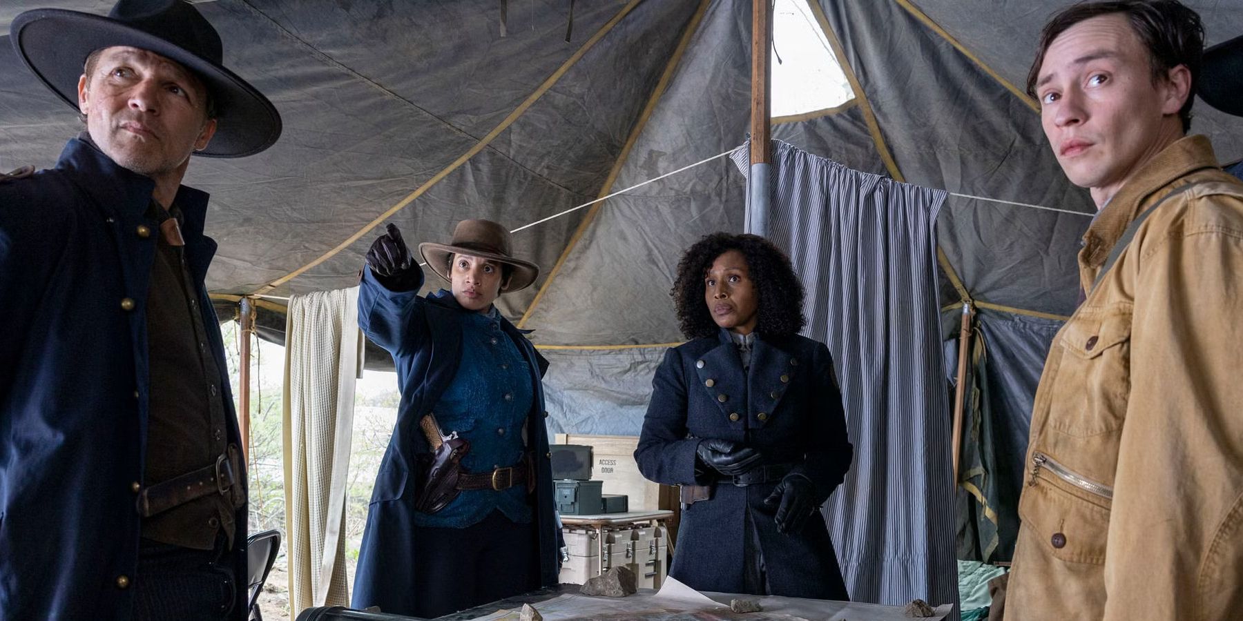 Houseman, Charlie Byrd, Lucia Narvaez, and Benjamin Pierce having a meeting in The Walking Dead: Dead City season 2