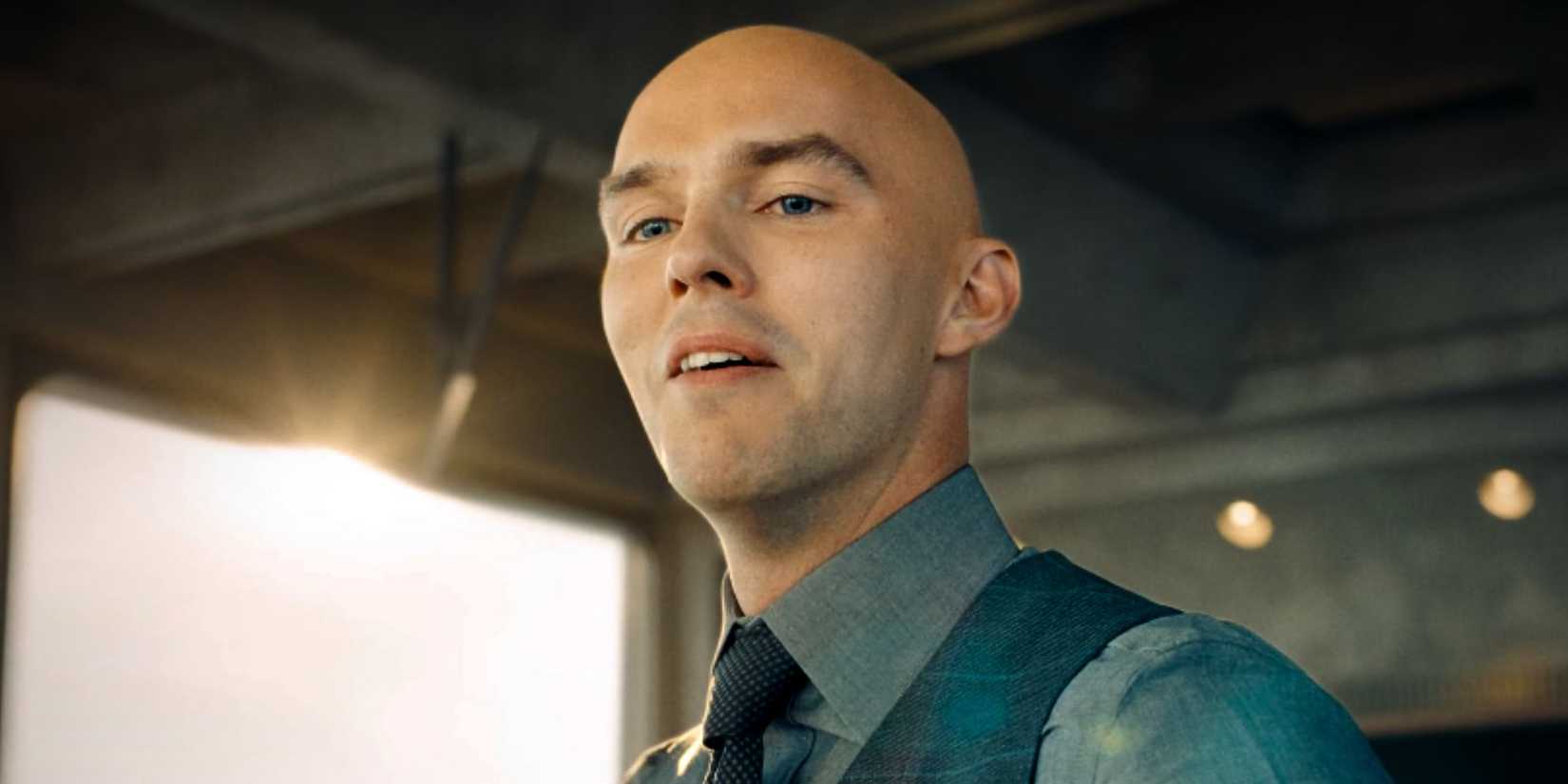 Lex Luthor sorri e parece fora da tela em Superman 2025