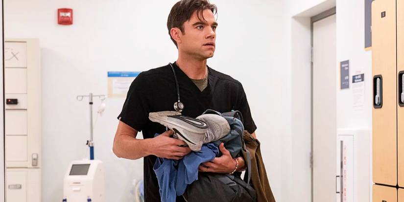 Patrick Ball como Langdon segurando seu uniforme em The Pitt