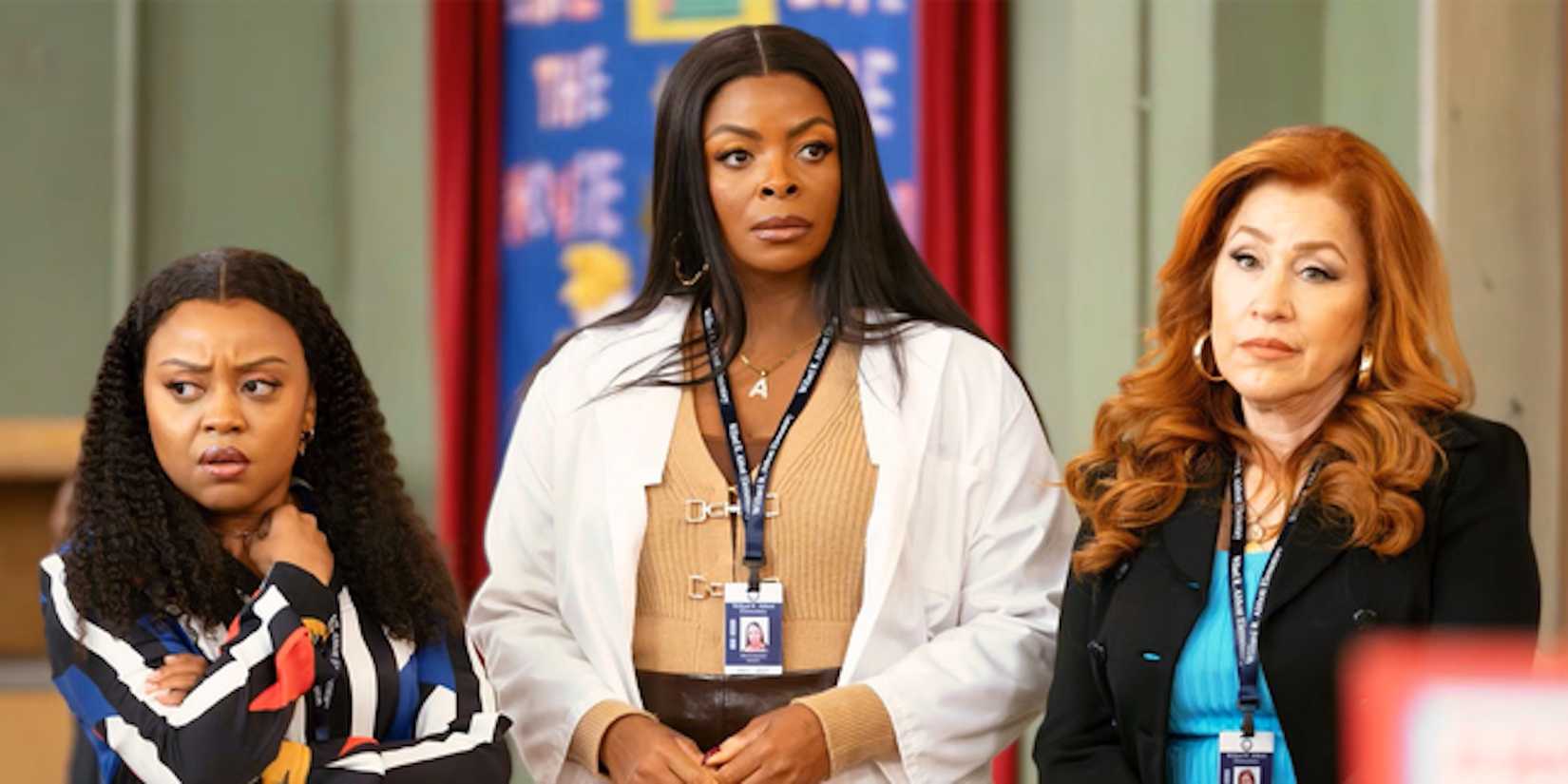 Quinta Brunson como Janine, Janelle James como Ava e Lisa Ann Walter como Melissa em pé no auditório de Abbott Elementary