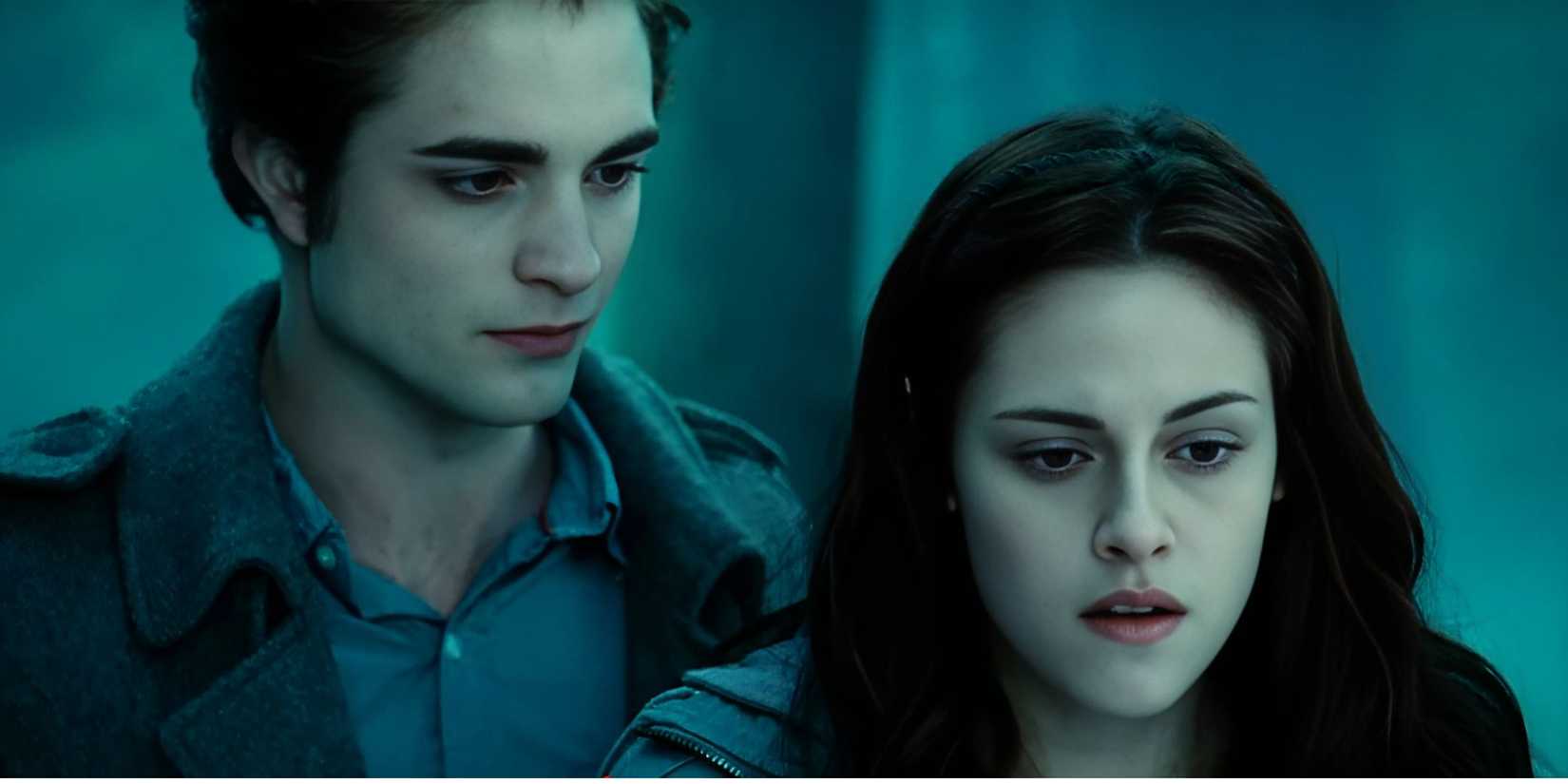 Robert Pattinson como Edward olhando para Kristen Stewart como Bella em Crepúsculo