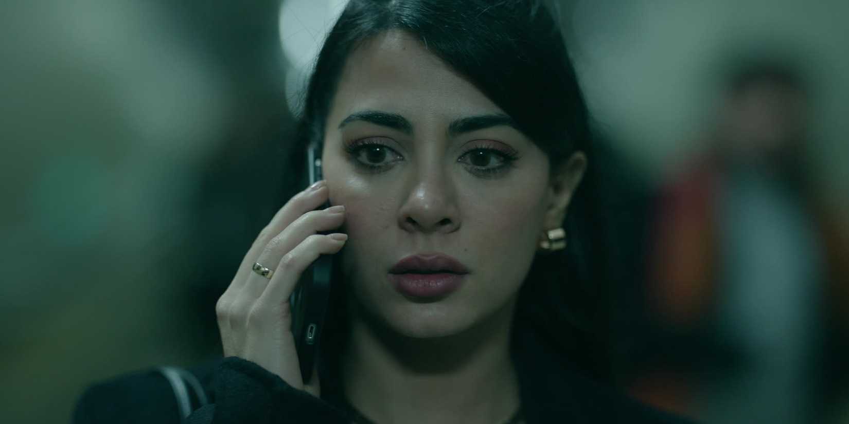 Розарио разговаривает по телефону с ошеломленным выражением лица в Розарио