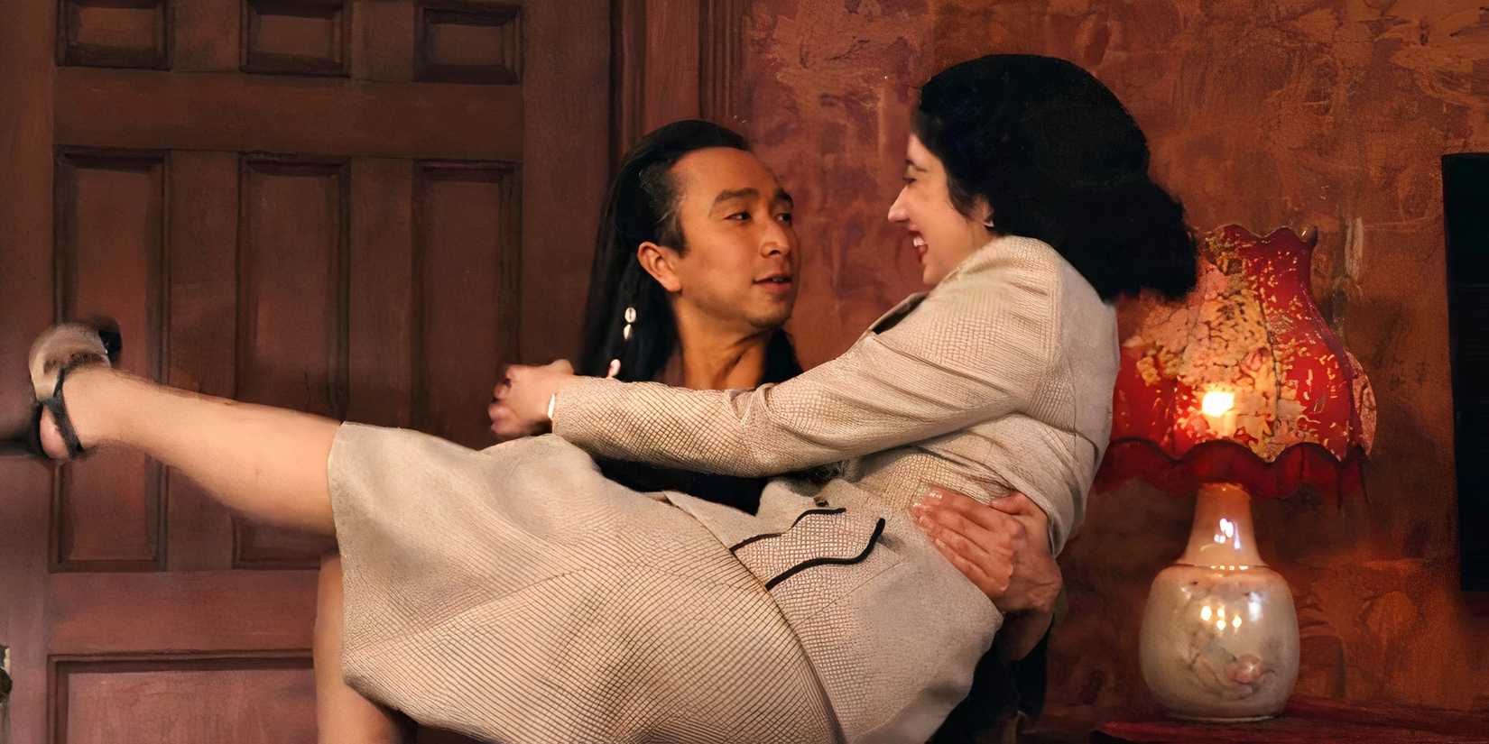 Sass abraçando Joan na série Ghosts