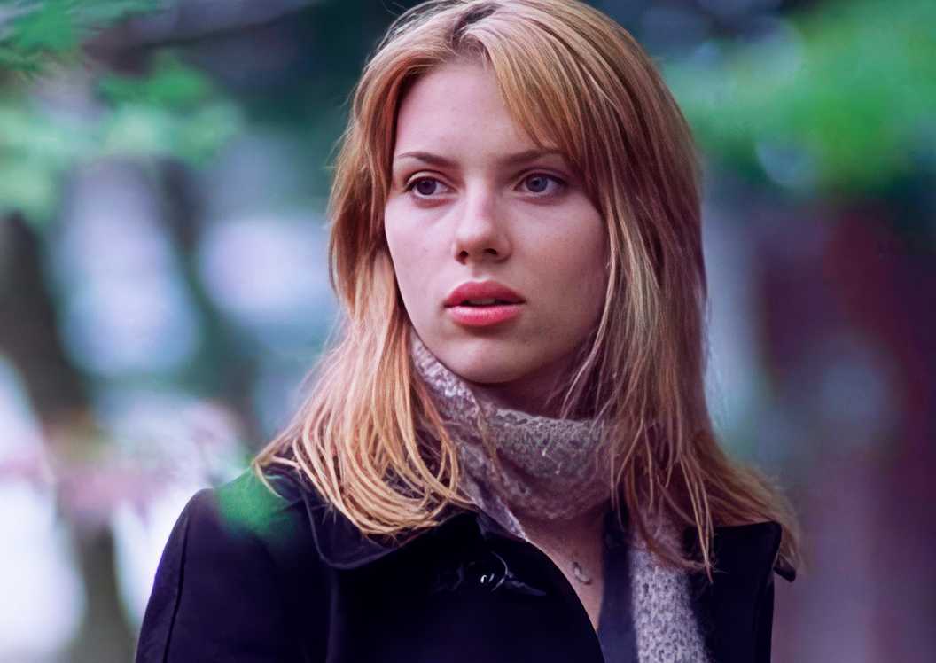 Scarlett Johansson looking toward something in the distance in Lost in Translation