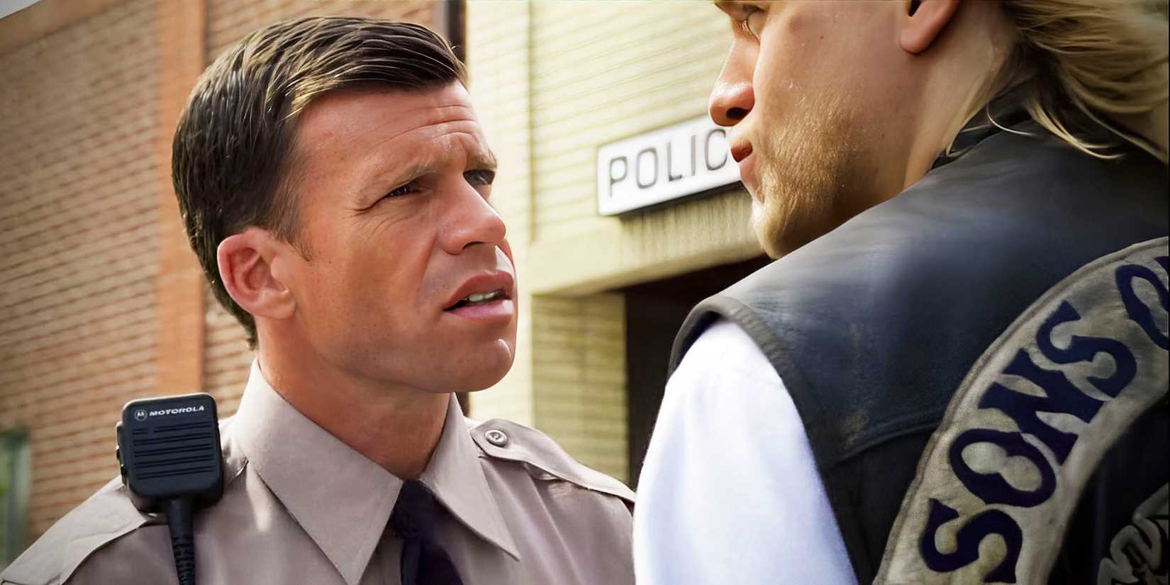 Sons of Anarchy Taylor Sheridan as David Hale looking at Charlie Hunnam's Jax Teller