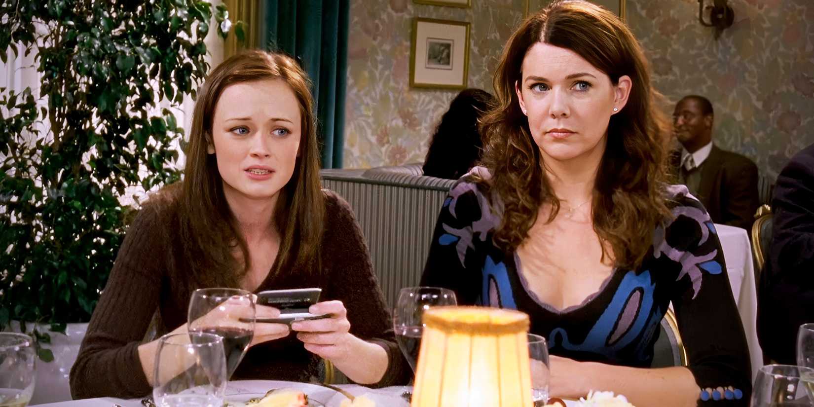 Still of Lorelai and Rory in Gilmore Girls season 7