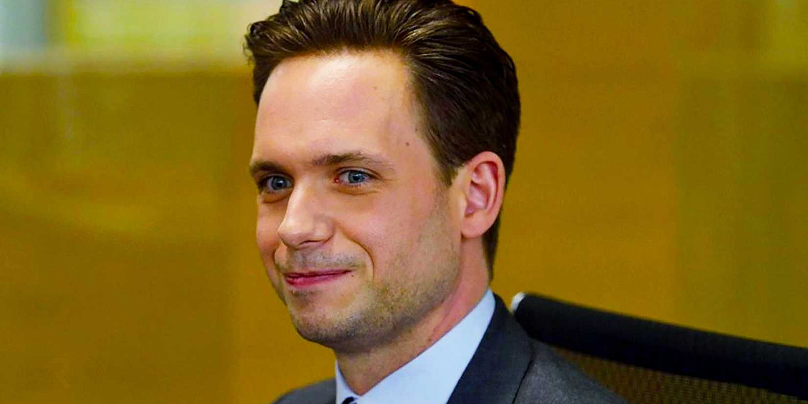 Mike Ross sorrindo em Suits