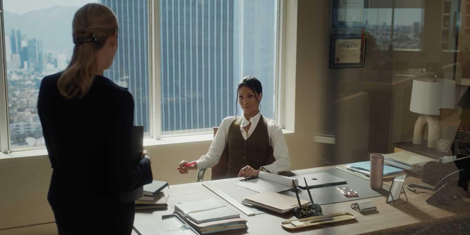 Maggie Grace como Amanda Stevens e Lex Scott Davis como Erica Rollins em Suits LA