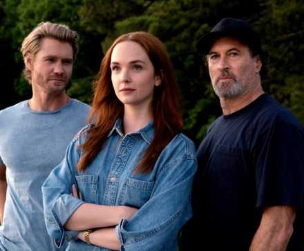 Чад Майкл Мёрри, Морган Кохан и Скотт Патерсон стоят у воды на рекламном изображении для "Sullivan's Crossing"