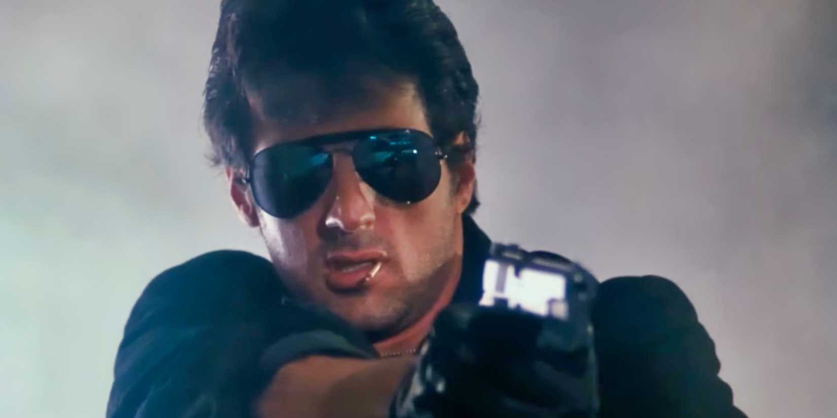 Sylvester Stallone como Cobra apontando uma pistola