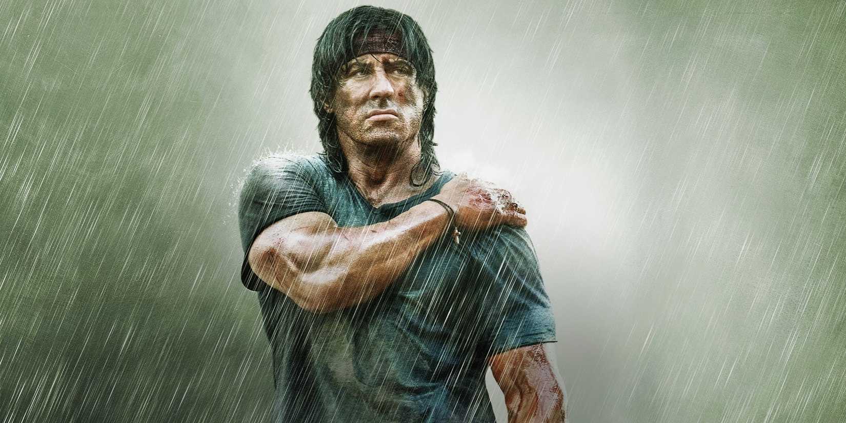 Sylvester Stallone segura seu ombro ferido em Rambo (2008)