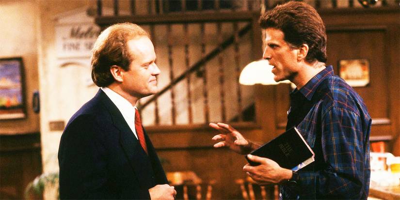 Ted Danson e Kelsey Grammer em aplausos, conversando entre si
