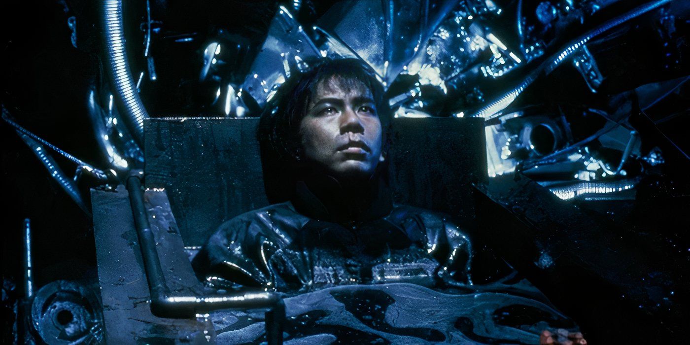 Uomo immerso in liquido scuro in Tetsuo II