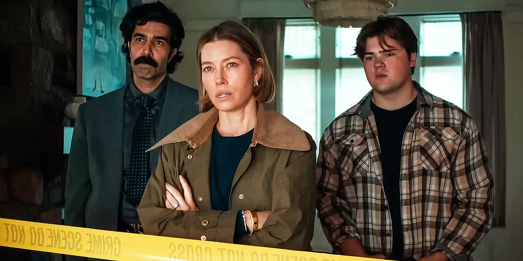 Jessica Biel nei panni di Chloe Taylor dietro una linea della polizia in The Better Sister