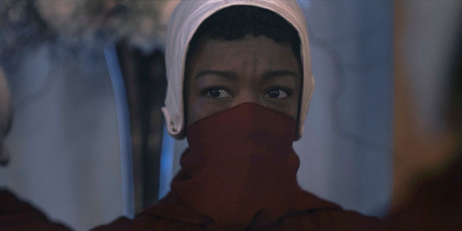 Moira (Samira Wiley) wearing the handmaid's outfit in The Handmaid's Tale Season 6 Ep 8