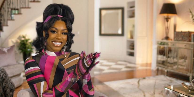 Mulher aplaudindo em confessional de The Real Housewives of Atlanta Season 16 Ep 10-13