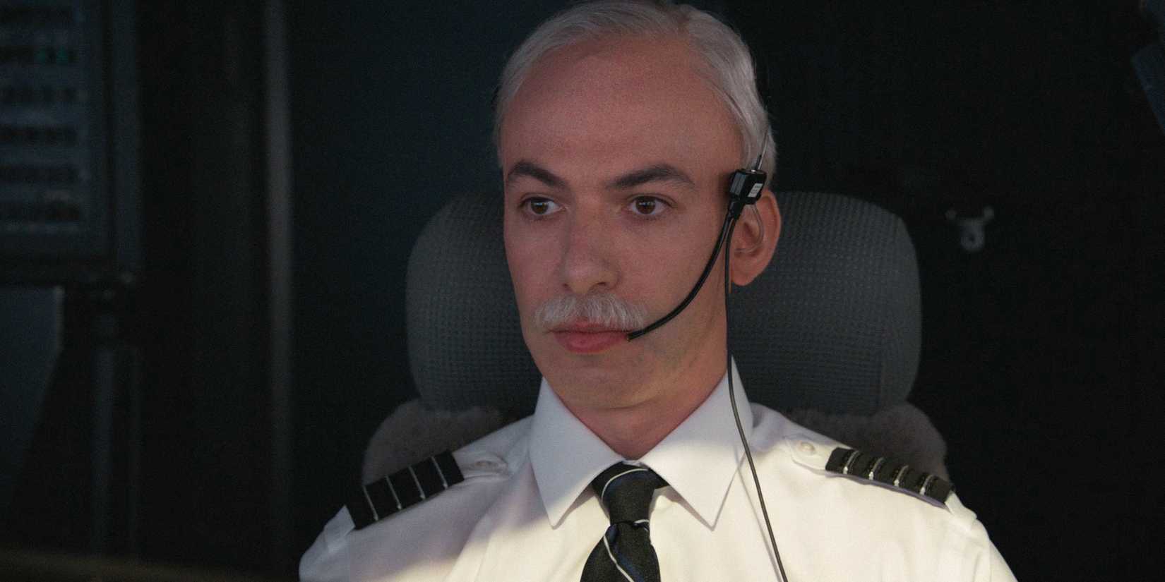Nathan Fielder interpretando o piloto Chesley 