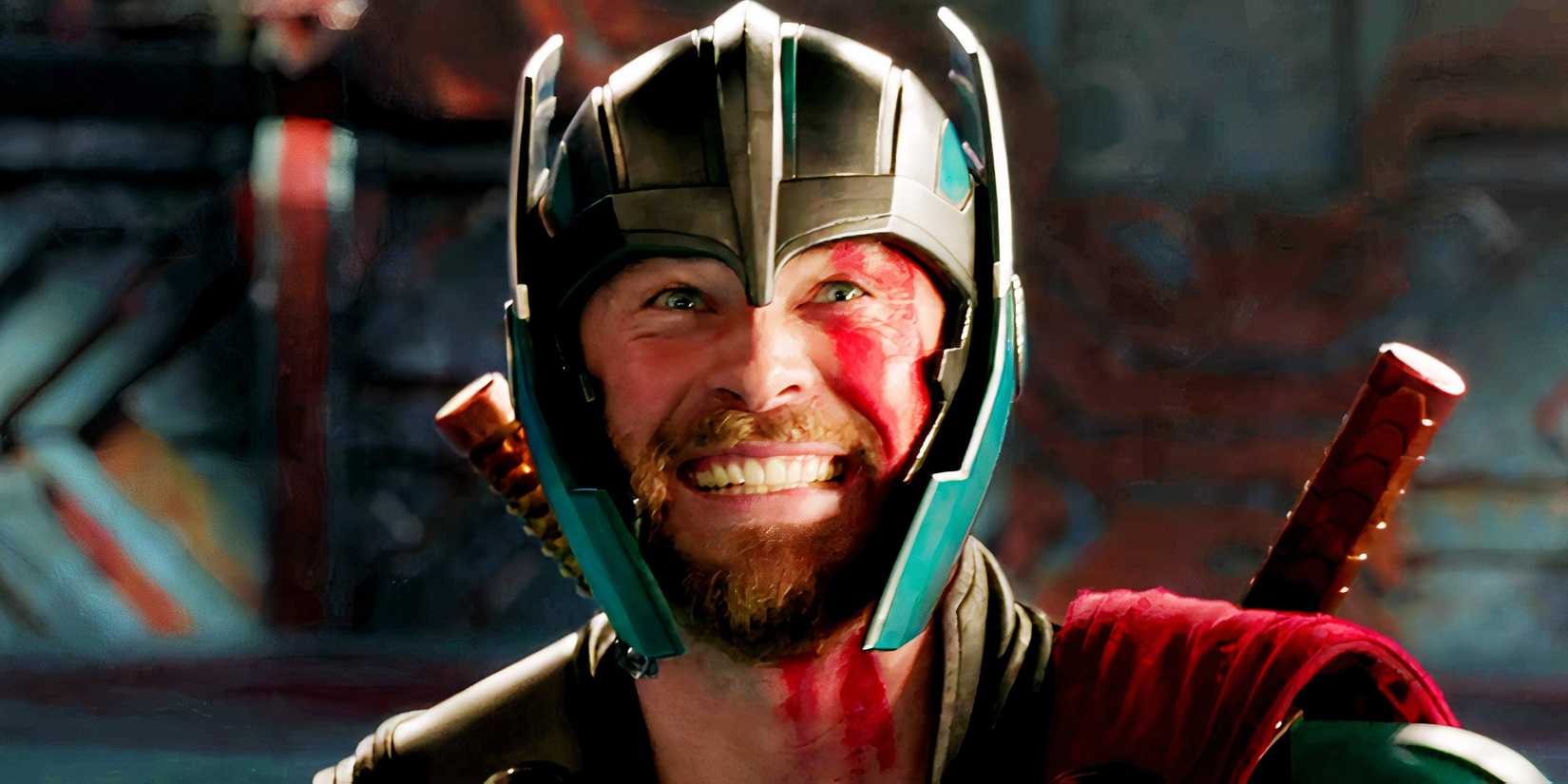 Thor sorri usando a armadura de Sakaar em Thor: Ragnarok