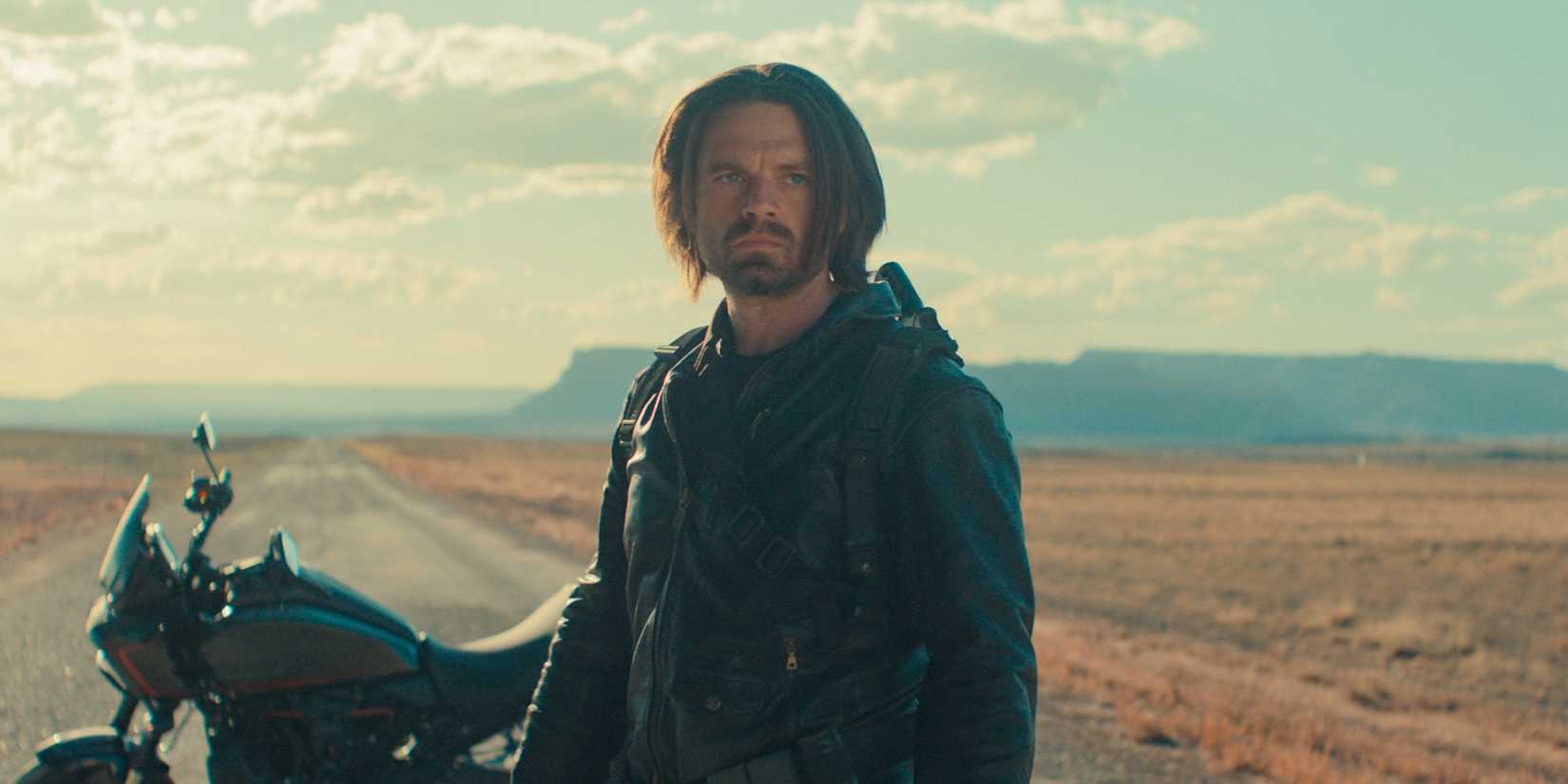 Bucky Barnes (Sebastian Stan) em uma estrada no deserto em Thunderbolts