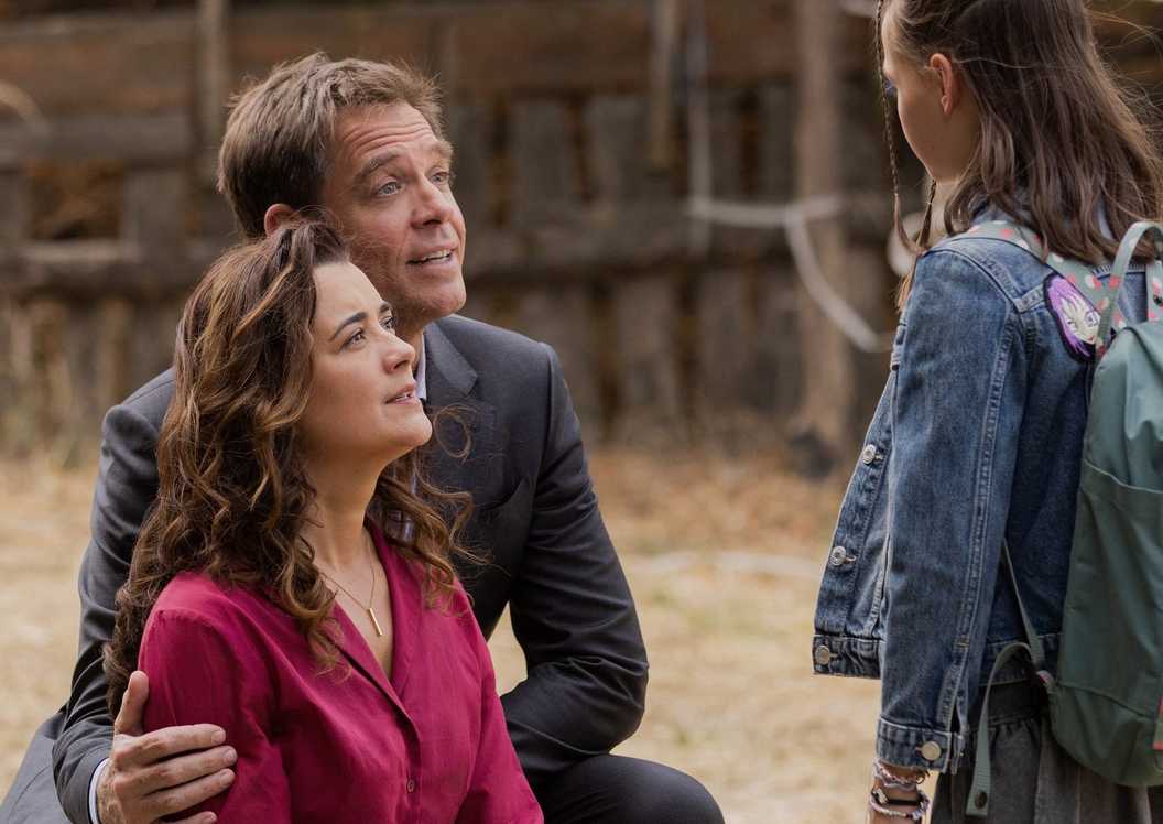 Tony and Ziva kneeling down and talking to Tali in NCIS Tony and Ziva