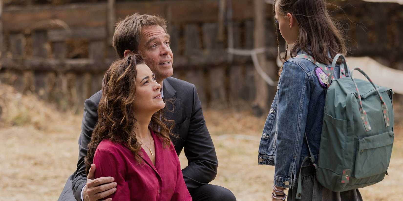 Tony and Ziva kneeling down and talking to Tali in NCIS Tony and Ziva