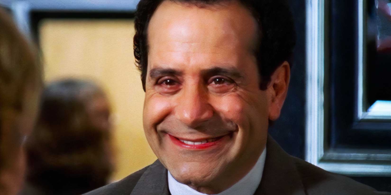 Tony Shalhoub como Adrian Monk sorrindo.