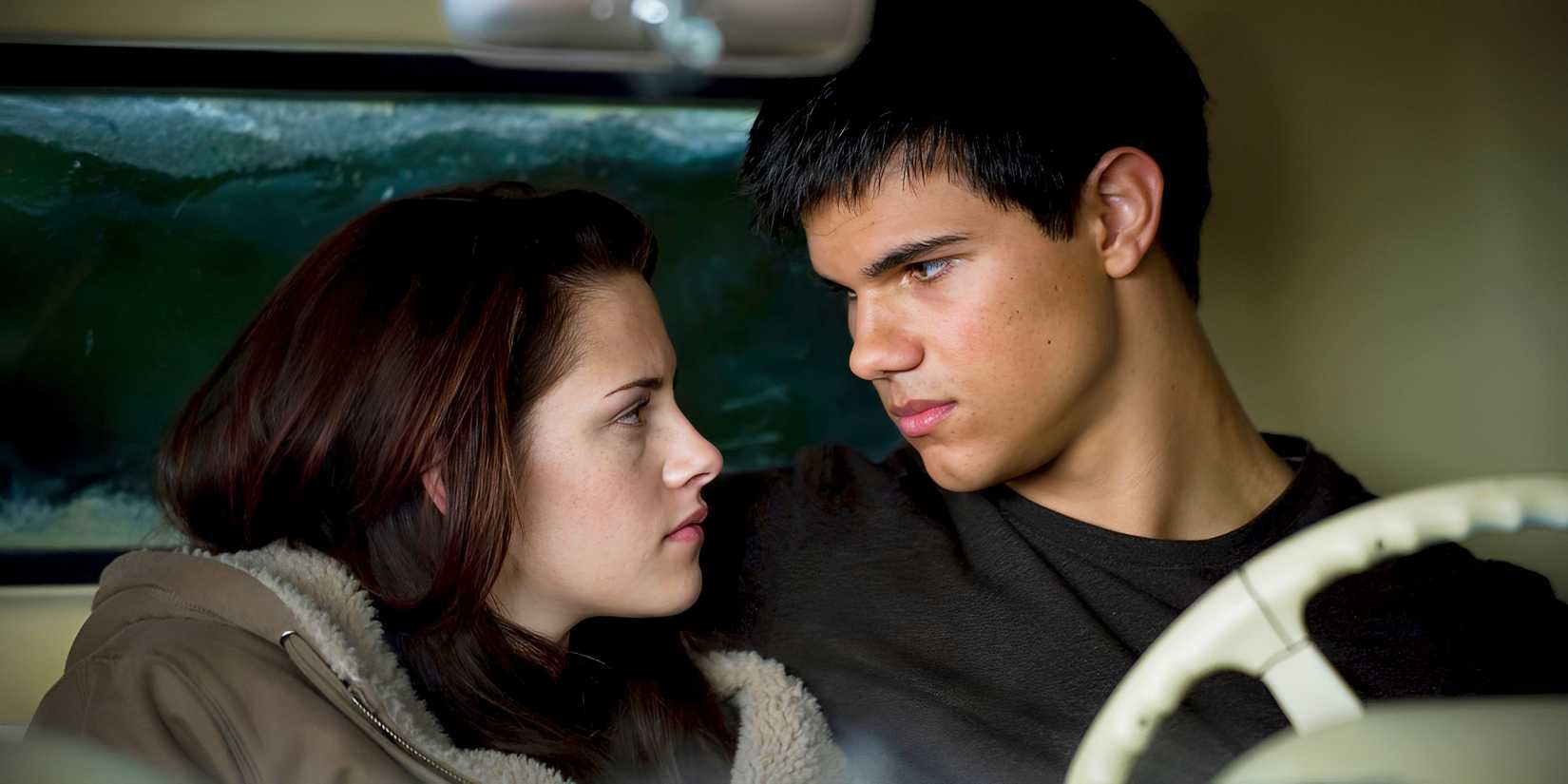 Taylor Lautner como Jacob e Kristen Stewart como Bella em Crepúsculo.