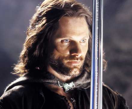 Вигго Мортенсен в роли Арагорна, смотрящий на меч в "Властелине колец"