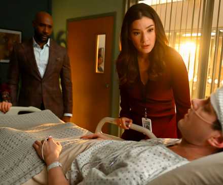 Эйв Харло в роли доктора Ингрид Дериан, Моррис Честнат в роли доктора Джона Уотсона, Инга Шлингман в роли доктора Саши Любока и Питер Марк Кендалл в роли доктора Адама Крофта в финале 1 сезона "Watson"