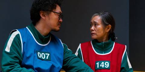Yong-sik and his mom are looking at each other in Squid Game season 3