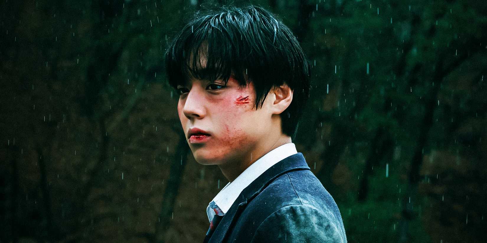 Si-eun com semblante sério e ferimentos no rosto em cena de drama coreano
