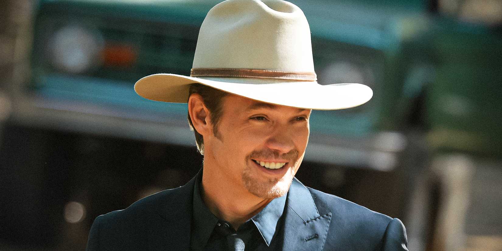 Raylan Givens sorrindo em Justified.